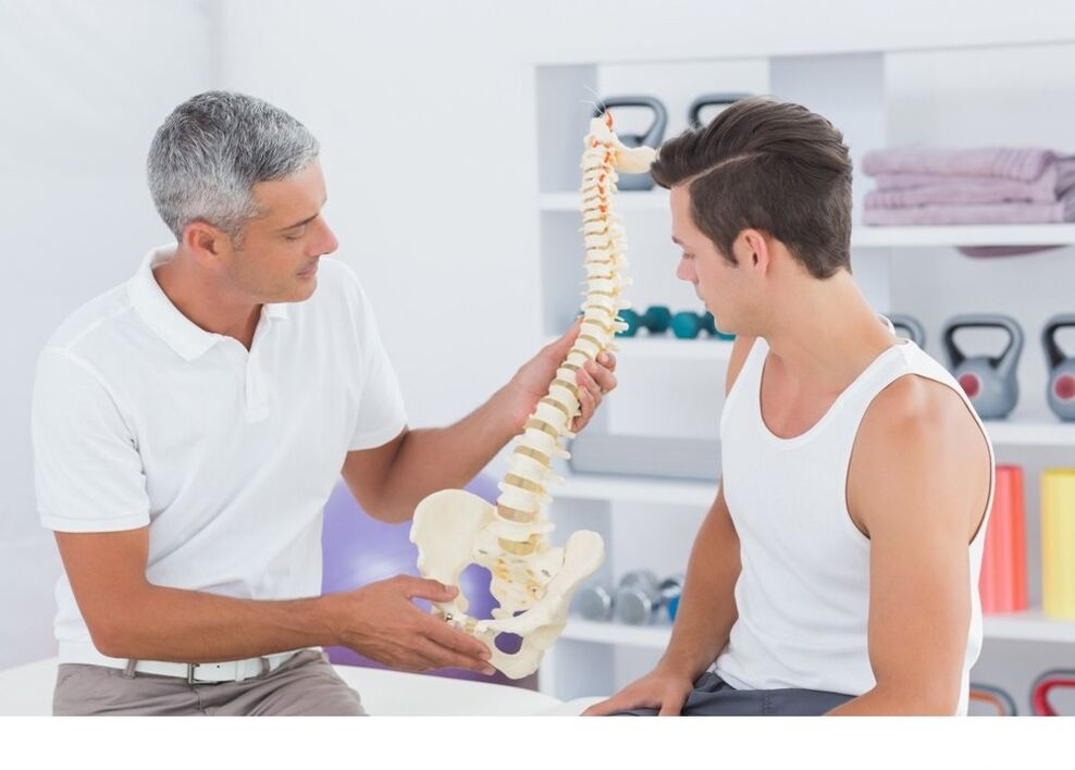 The doctor shows the patient the arthrosis of the spine